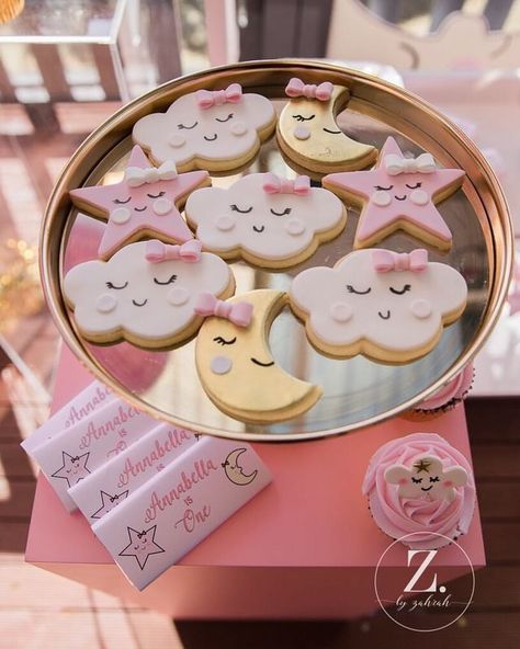 Moon Baby Shower Theme, Cloud Baby Shower Theme, Cookies Cute, Moon Cookies, Star Baby Shower Theme, Girl Shower Themes, Twinkle Twinkle Baby Shower, Idee Babyshower, Moon Baby Shower