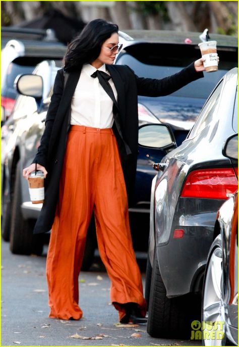 Vanessa Hudgens & Austin Butler Are A Cute Cooking Couple 26 Year Old Fashion Outfits, Old Fashion Outfits, Vanessa Hudgens Austin Butler, Orange Pants Outfit, Vanessa Hudgens Outfits, Estilo Vanessa Hudgens, Vanessa Hudgens And Austin Butler, Vanessa Hudgens Style, Orange Pants