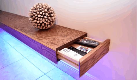 Haz tu propia repisa flotante con cajones secretos y luces. Drawer Shelves Diy, Shelf Under Tv, Floating Storage, Floating Shelf With Drawer, Floating Drawer, Floating Shelves Bedroom, Floating Shelves Living Room, Floating Shelves Bathroom, Floating Shelves Diy