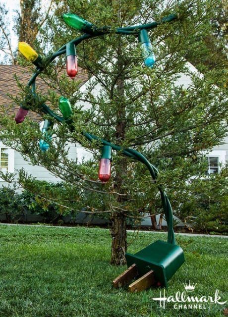 Outdoor Christmas Decor, Diy Christmas Lights, Christmas Light Installation, Hanging Christmas Lights, Homemade Christmas Decorations, Christmas Yard Decorations, Christmas Decorations Diy Outdoor, Christmas Yard, Outdoor Christmas Lights