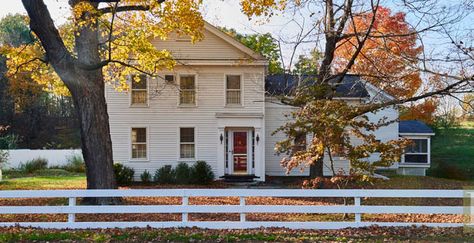 Today we’re going to venture to the idyllic town of Claverack where a four-bedroom side hall Colonial farmhouse at 287 Roxbury Road awaits us, asking $695,000. Side Hall Colonial, Greenwood Lake, Colonial Farmhouse, Colonial Exterior, Inground Pools, Hudson Valley, Luxury Real Estate, Connecticut, Palm Beach