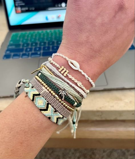 Summer Friendship Bracelets Aesthetic, Surf Jewelry Bracelet, Beachy Bracelet Stack, Friendship Bracelets Stack, Bracelet Stack Summer, Summer Friendship Bracelets, Friendship Bracelet Stack, Bracelet Stack Ideas, Summer Bracelet Stack