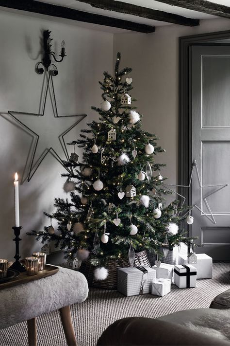 Elegant Christmas Tree Decorations, 6ft Christmas Tree, Fake Christmas Trees, Spruce Christmas Tree, Tree Inspiration, Christmas Tree Collection, Elegant Christmas Trees, Grey Christmas, Winter Decorations