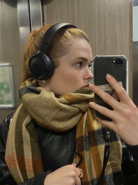 Girl in a lift, cosy scarf, autumn outfit, earphones, leather jacket, downtown girl Leather Jacket Downtown, Scarf Autumn, Scarf Outfit, Downtown Girl, Autumn Outfit, Leather Jacket, Leather