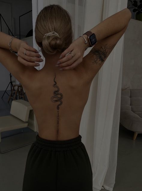 Spine Tattoos For Women, Stylist Tattoos, Classy Tattoos, Discreet Tattoos, Ink Pens, Dainty Tattoos, Spine Tattoos, Elegant Tattoos, Dope Tattoos