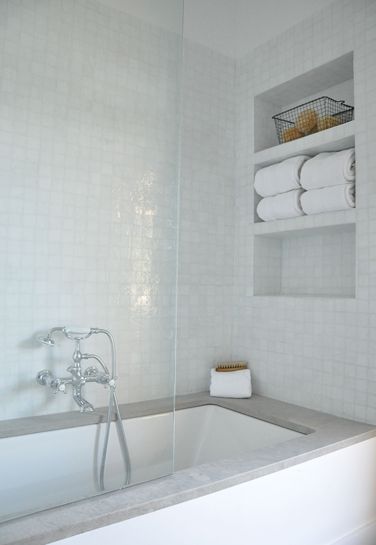 concrete edged bath, pretty tiles and recessed shelving Recessed Shelf, Dekorere Bad, Recessed Shelves, Gray Quartz, Bad Inspiration, Shower Niche, Upstairs Bathrooms, Bathroom Redo, Girls Bathroom