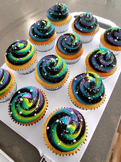 Alien Cupcake Cake, Space Birthday Party Cupcakes, Outer Space Cupcake Ideas, Spaceship Cupcake Cake, Alien Halloween Party Food, Space Themed Birthday Cupcakes, Space Cupcake Ideas, Space Alien Birthday Party, Alien Birthday Cake Ideas