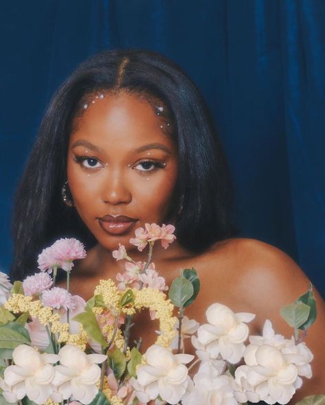 Flower Graduation Photoshoot, Iconic Black Women Photos, Graduation Pictures Artist, Black Women Flower Photoshoot, Natural Birthday Photoshoot, Pearls On Face Photoshoot, Soft Glam Photoshoot Black Women, Flower Photoshoot Birthday, Simple Birthday Shoot Ideas For Women Black