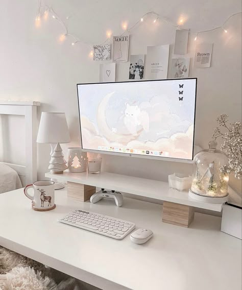 Aesthetic Desk Setup Gaming, Minimalist White Desk Setup, All White Gaming Setup, Neutral Gaming Setup, White Setup Gaming, Cute Computer Setup, White Game Room, White Gaming Room, Simple Gaming Setup