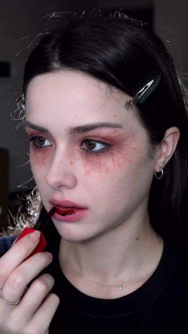 Cool Vampire Makeup, Vampire Makeup For Halloween, Halloween Bride Makeup Ideas, Vampire Style Makeup, Vampire For Halloween, Halloween Makeup Ideas Vampire, Sultry Vampire Makeup, Vampire Cosplay Makeup, Vampire Make Up Ideas