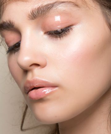 The newest lip glosses barely resemble the sticky, gooey stuff you remember from school dances and slumber party makeovers. Eye glosses and face glosses are also tempting the most dedicated matte-lover to embrace a dewy look. Glossy Eyes, 2019 Makeup, Natural Glowing Skin, Glossy Makeup, Makeup Brush Holders, Fake Eyelashes, Beauty Tool, How To Apply Makeup, Makeup Trends