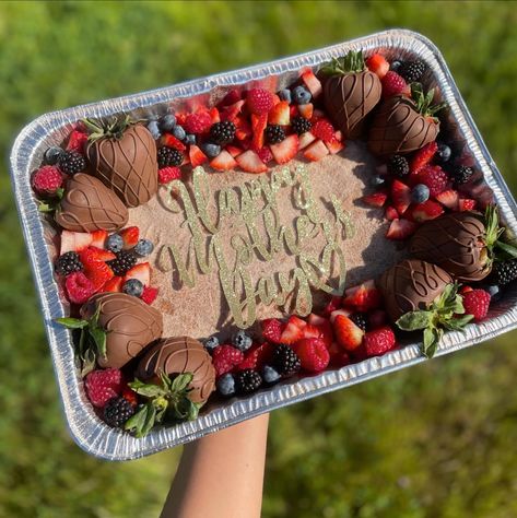 Churro cheesecake tray for mother’s day 🍓 - - - - - #mothersdaystrawberries #chocolatecoveredstrawberries #felizdiadelamadre #lfl#fff#explorepage#explore #pinkstrawberries #momstrawberries #fresasconchocolate #smallbusiness #maderacalifornia #559treats#butterflystrawberries#churrocheesecake #mothersdaychurrocheesecake #heartchurrocheesecake #churrocheesecakebars #churrocheesecakebites#mothersdaydessert Churro Cheesecake Tray, Churro Cheesecake Decoration, Churro Cheesecake Cake, Cheesecake Decoration, Cups Recipes, Treat Business, Dessert Decor, Churro Cheesecake, Dessert Cups Recipes