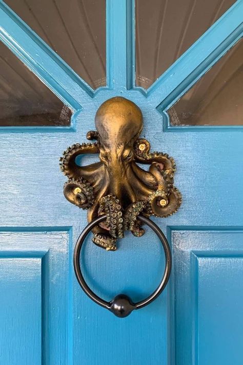 Octopus Skull, Skull Door, Casa Fantasy, Door Knockers Unique, Door Knobs And Knockers, Porte Decorate, Outdoor Garden Decor, Blue Door, Gothic Home Decor