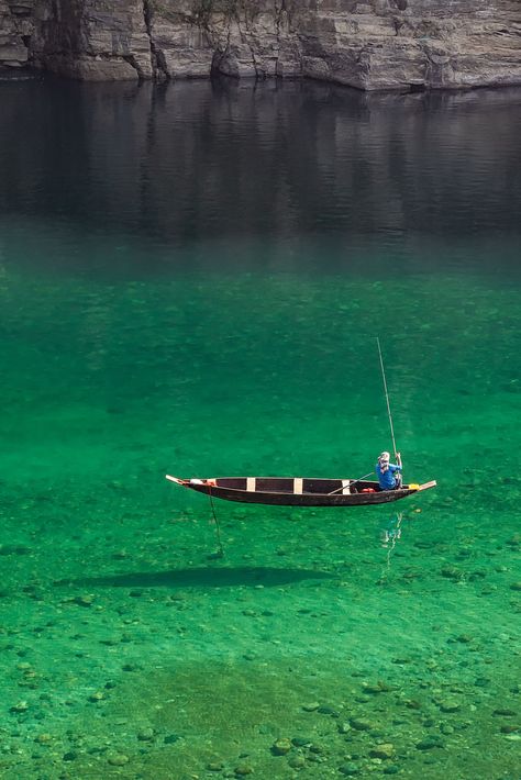 A fisherman at River Umngot, Meghalaya, India Travel Infographic, Shillong, Northeast India, Travel Wallpaper, Fun Places To Go, Travel Locations, Nature Trail, Incredible India, India Travel