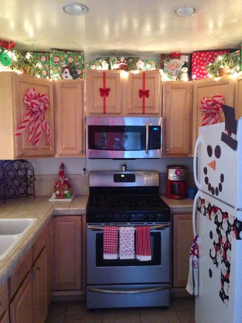 Christmas kitchen Christmas Decorations Apartment, Christmas Apartment, Christmas Kitchen Decor, Easy Christmas Decorations, Indoor Christmas Decorations, Indoor Christmas, Gorgeous Christmas, Christmas Party Decorations, Christmas Kitchen