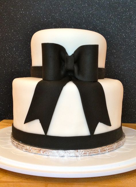 small black and white wedding cake | This cake made its debut at a small wedding in Newport News on ... No Bake Cake Pops, Alternative Wedding Cakes, Cake Decorating Fondant, Frosting Cake, Black And White Wedding Cake, Birthday Cake For Mom, Fondant Bow, Two Tier Cake, Bow Cakes