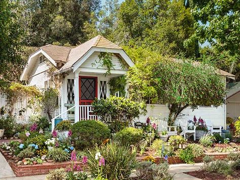 cute cottage 1920s Cottage, City Farmhouse, 1920s House, Relaxing Bedroom, Cottage Ideas, Beach Cottage Style, Cozy Cottage, Home Decor Store, Beach Cottages