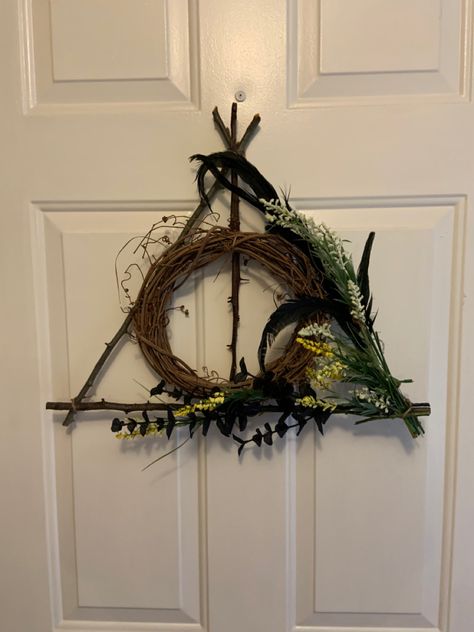 Second time around - deathly hallows harry potter wreath for the fall season. Made partly with pyrocantha branches from my yard. Diy Deathly Hallows Wreath, Harry Potter Wreath Diy, Harry Potter Fall Decor, Deathly Hallows Wreath, Harry Potter Wreath, Harry Potter Plants, Harry Potter Halloween Decorations, Porche Halloween, Harry Potter Christmas Tree