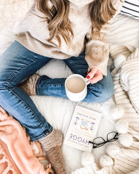 7 hygge essentials. - dress cori lynn Hygge Clothing, Hygge Fashion, Minimalistic Lifestyle, Hygge Inspiration, Hygge Aesthetic, Stairway Decorating, Hygge Book, Hygge Life, Hygge Lifestyle