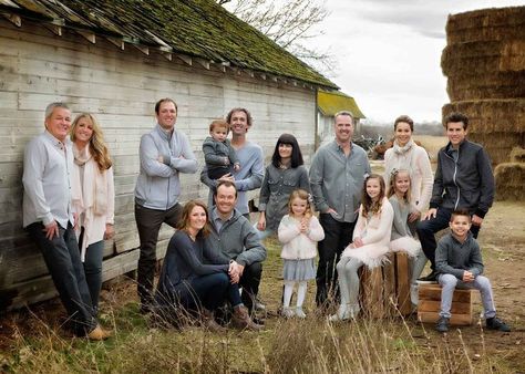 Large Family Photo Shoot Ideas, Urban Family Photography, Large Family Pictures, Large Family Photography, Extended Family Pictures, Large Family Portraits, Large Family Poses, Family Photo Outfits Winter, Extended Family Photography