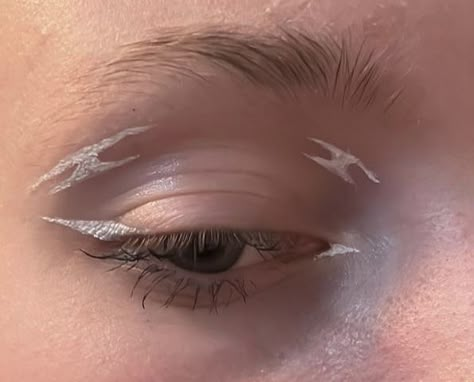 White Line Makeup, Subtle Graphic Liner, Graphic Liner White, Simple Graphic Eyeliner, White Graphic Eyeliner, Type Of Eyeliner, Makeup Graphics, Types Of Eyeliner, True Summer Makeup