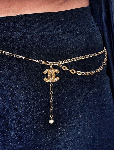 OAK Repurposed Chanel Belt at Dreamized 💫 Chanel Aesthetic Outfit, Chanel Girl, Chanel Chain Belt, Chanel Aesthetic, Vintage Chanel Bag, Belt Chain, Classic Belt, Jewellery Belt, Random Fashion