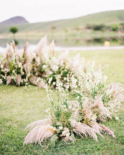 pampas grass ideas ground arch Rustic Romance Wedding, Lush Wedding, Wedding Decors, Wedding Ceremony Arch, Grass Wedding, Rustic Romance, Ethereal Wedding, Pampas Gras, Feeling Inspired