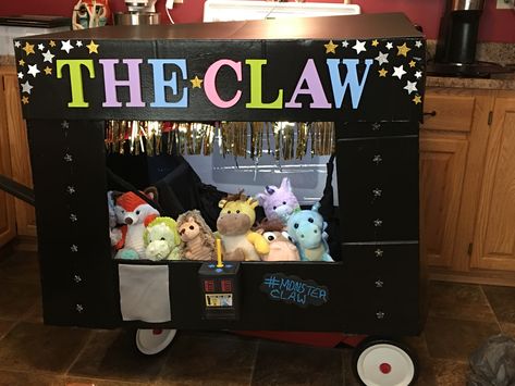 We built this claw machine around a radio flyer wagon to push our twins around in for Halloween! Big sister dressed up to match the theme as well! Claw Machine Diy, Claw Machine Costume, Claw Toy Story, The Claw Toy Story, Toy Story Diy, Halloween Costume Boy, Wagon Ideas, Radio Flyer Wagon, Twin Costumes