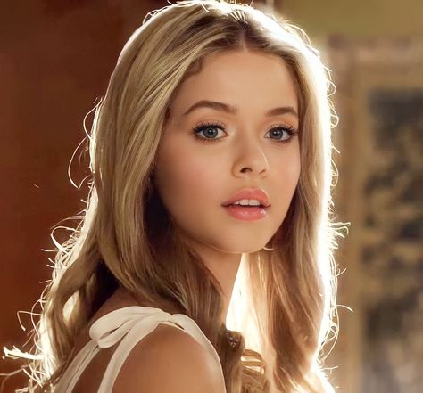 Alison Pretty Little Liars, Pretty Little Liars Aria, Alison Dilaurentis, Sasha Pieterse, Celebrity Makeup Looks, Pretty Little Liars, Blonde Girl, Gossip Girl, Beauty Inspiration