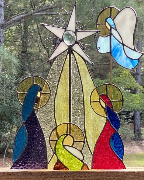 Stained Glass Nativity, Stained Glass Gifts, Stained Glass Patterns Free, Carte Halloween, Stained Glass Angel, Nativity Ornaments, Stained Glass Suncatchers, Stained Glass Christmas, Christmas Nativity Scene