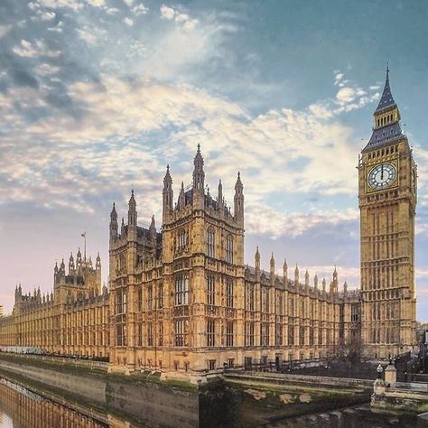 Famous Architecture Buildings, Houses Of Parliament London, Dark Continent, Palace Of Westminster, Gothic Revival Architecture, Westminster London, London Dreams, Famous Buildings, Houses Of Parliament