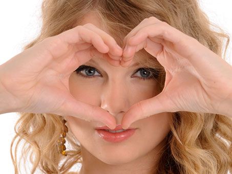 Turns out, men sing about their relationships as much as women. Here’s proof. Taylor Swift Heart, Estilo Taylor Swift, All About Taylor Swift, Swift Photo, Taylor Swift Funny, Body Picture, Heart Hands, Swift 3, Taylor Swift 13