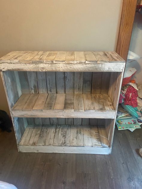 Diy Pallet Dresser, Diy Home Decor Pallets, Diy Pallet Projects Indoor, Pallet Furniture Indoor Shelves, Diy Pallette Ideas, Pallet Pantry Shelves, Diy Wooden Furniture Ideas, Pallet Upcycle Diy Projects, Pallet Board Shelves