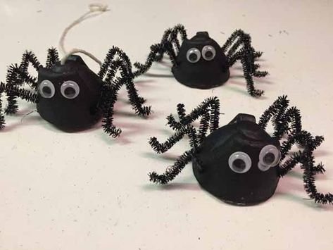 Kid can have fun making cool creepy crawly spiders from egg cartons and basic craft supplies for Halloween. Egg Carton Halloween Crafts For Kids, Egg Crate Halloween Crafts, Egg Carton Spiders For Kids, Egg Carton Bats And Leaf Ghosts, Egg Box Halloween Crafts, Halloween Egg Carton Crafts, Egg Carton Halloween Crafts, Homemade Halloween Crafts, Diy Halloween Doll