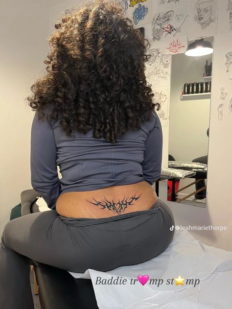 Tattooed Plus Size Women, Plus Size Tattoos, Tramp Stamp Tattoos, Hand Tattoos For Girls, Black Girls With Tattoos, Spine Tattoos For Women, Tattoos For Black Skin, Tramp Stamp, Pretty Tattoos For Women