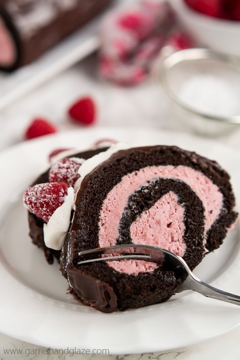 With raspberry cream filling, chocolate ganache, whipped cream, and fresh berries, this Raspberry Chocolate Swiss Roll is sure to make your Valentine swoon. Chocolate Swiss Roll Recipe, Chocolate Raspberry Cake Recipe, Cake Whipped Cream, Whipped Cream Filling, Jelly Roll Cake, Chocolate Swiss Roll, Chocolate Jelly, Yule Log Cake, Cake Roll Recipes