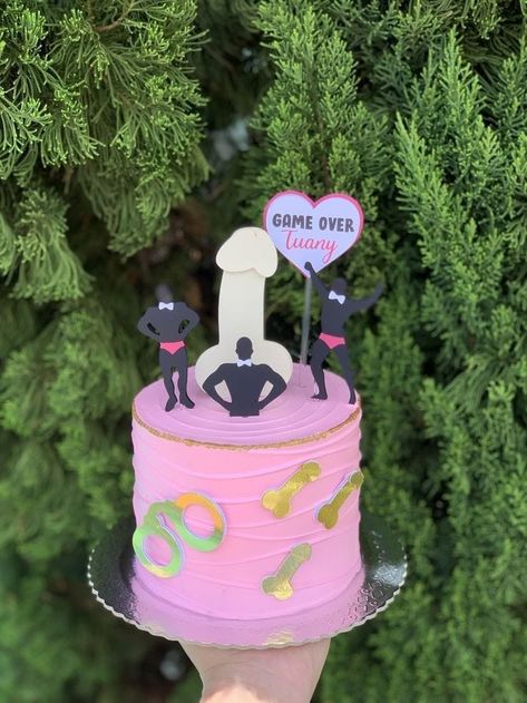 Bride To Be Cake Ideas Funny, Bride To Be Cakes Ideas, Diy Bachelorette, Bachelor Cake, Ale Ale, Bachelorette Diy, Bridal Shower Bachelorette Party Ideas, Bachelorette Cake, Eating Food Funny