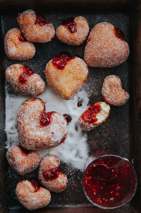 Valentines Baking, Valentine Desserts, Valentines Day Food, Valentines Food, Donut Recipes, Made In Heaven, Churros, Cafe Food, Pretty Food