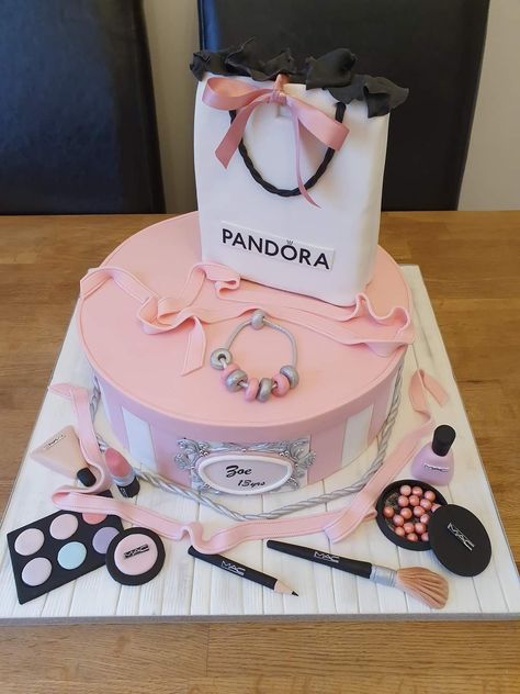 Pandora Cake, Tort Special, Bd Cake, Cake Jewelry, 14th Birthday Cakes, Torte Decorate, Teen Cakes, Candy Birthday Cakes, Birthday Cake For Mom