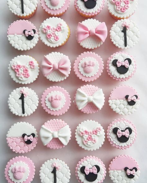 Minnie Mouse Sweets, Mini Mouse Cupcakes Ideas, Minnie Mouse Desserts, Cupcakes Minnie Mouse, Minnie Mouse Cupcake Toppers, Minnie Mouse Cupcake, Minnie Cupcakes, First Home Decor, Disney Parties