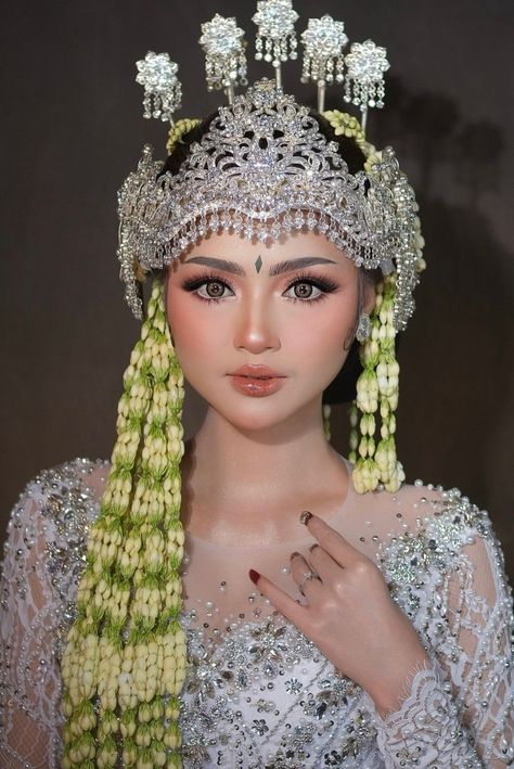 Siger Sunda, Adat Sunda, Kebaya Akad, Kebaya Wedding, Indonesian Wedding, Muslimah Wedding Dress, Muslimah Wedding, Mua Makeup, Future Wife