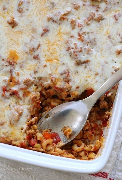 This super easy macaroni casserole is a baked pasta dish with ground turkey, veggies, marinara sauce and cheese. Kid-friendly and no need to pre-cook the pasta! Macaroni Casserole, Easy Macaroni, Skinny Taste Recipes, Think Food, Food Tasting, Meat And Cheese, Ww Recipes, Casserole Dish, Weight Watchers Meals