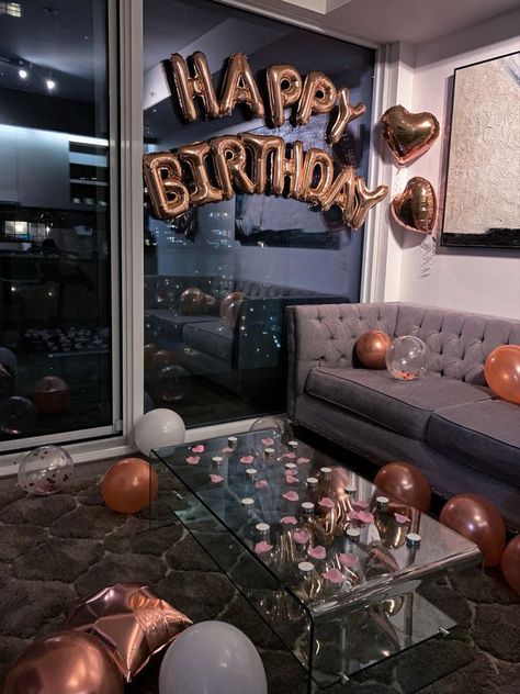 Apartment Decorating Birthday Party, Airbnb Party Decorations, Birthday Party Indoor Decoration, Small Apartment Birthday Party Ideas, Birthday Decorations In Kitchen, Bedroom Party Decoration, At Home Birthday Decorations For Him, 25 Th Birthday Decoration Ideas, At Home Bday Ideas