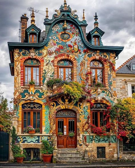 Art Noveau Houses Exterior, Maximalist Exterior House, Quirky House Exterior, Bohemian Exterior House, 2000s Architecture, Eclectic House Exterior, Bohemian House Exterior, Maxamilist House, Art Deco House Exterior