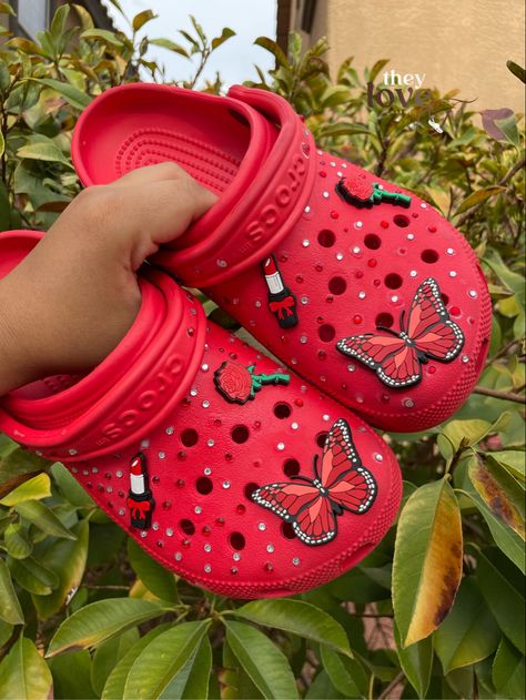 Crocs Aesthetic Outfit, Cool Crocs, Crocs Aesthetic, Crocs With Charms, Red Crocs, Crocs Outfit, Bedazzled Shoes, Pink Crocs, Crocs Fashion