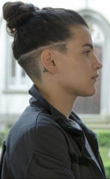 Undercut Bun Women, Long Undercut Hairstyles Women, Undercut Women Long Hair, Long Hair Undercut Women, Undercut Short Hair Women, Top Knot Undercut, Short Hair Undercut Women, Undercut Ideas For Women, Undercut Hairstyles Women Long Hair