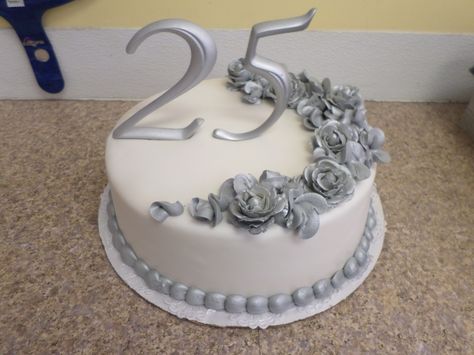 Anniversary Cake 25th Silver, Silver Wedding Anniversary Cake Simple, 25 Anniversary Cake Ideas For Parents, Silver Anniversary Cake Ideas, Cake Design For 25th Anniversary, 25th Marriage Anniversary Cake, 25 Years Anniversary Cake, 25th Anniversary Backdrop Ideas, Silver Jubilee Cake 25th Anniversary