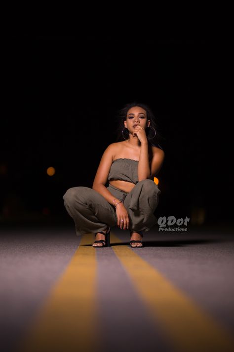 Night Photography Women, Late Night Photoshoot Outside, Night Outdoor Photoshoot, Night Time Street Photography, Night Time Pictures Ideas, Outdoor Night Photoshoot Ideas, Night Photo Shoot Ideas, Nighttime Car Photoshoot, Nighttime Senior Pictures