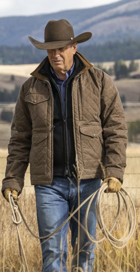 John Dutton / Kevin Costner / Yellowstone #yellowstone #johndutton #kevincostner #workwear #ranchwear #outfit Ranch Outfits, Yellowstone Outfits, John Dutton, Western Quilts, Yellowstone Series, Mens Western Wear, 90s Sports, Western Jacket, Matching Sweatshirts