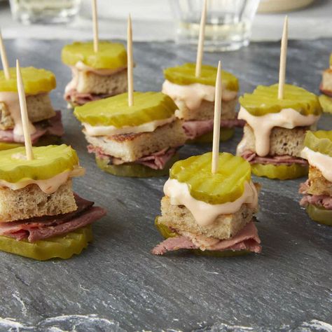 Pickle Bites, Mini Aperitivos, Classic Reuben Sandwich, Reuben Sandwich Classic, Game Watch, Mini Appetizers, No Cook Appetizers, Reuben Sandwich, Bite Size Appetizers